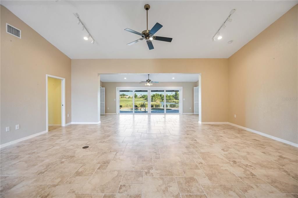 Activo con contrato: $355,000 (3 camas, 2 baños, 1976 Pies cuadrados)