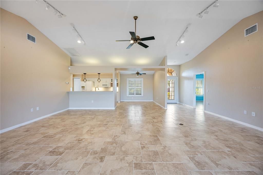 Activo con contrato: $355,000 (3 camas, 2 baños, 1976 Pies cuadrados)