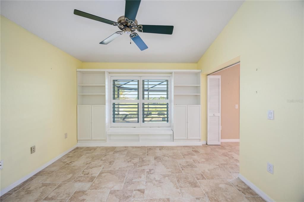 Activo con contrato: $355,000 (3 camas, 2 baños, 1976 Pies cuadrados)