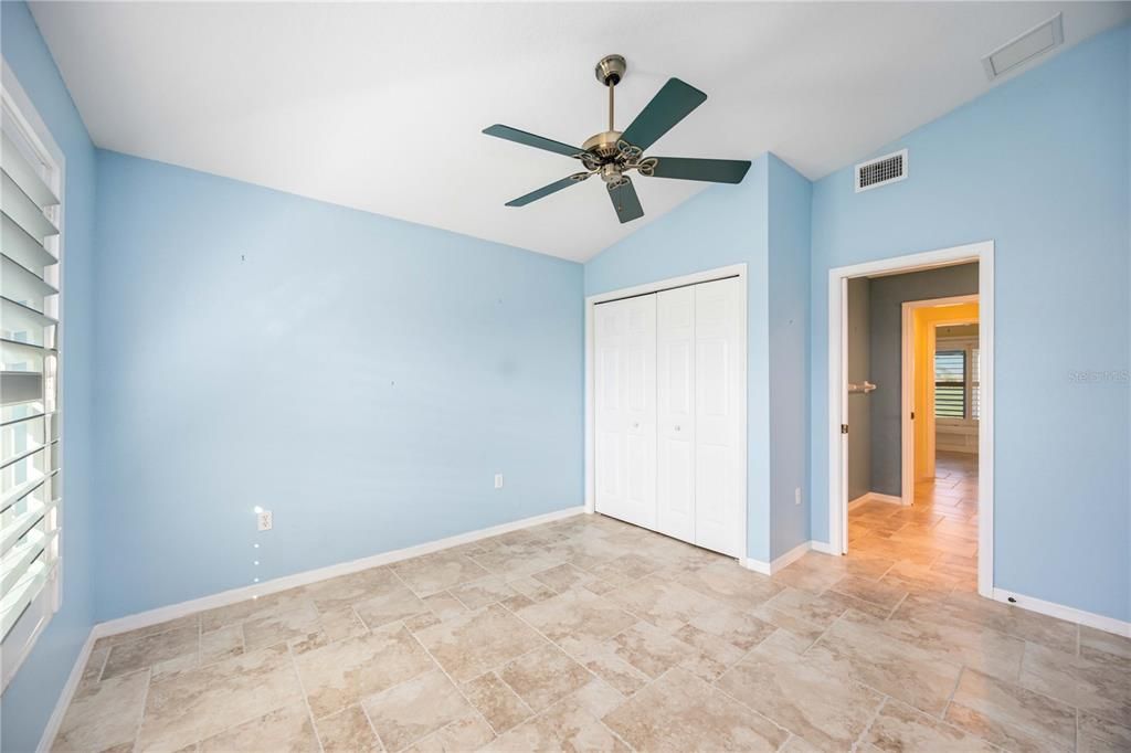 Activo con contrato: $355,000 (3 camas, 2 baños, 1976 Pies cuadrados)