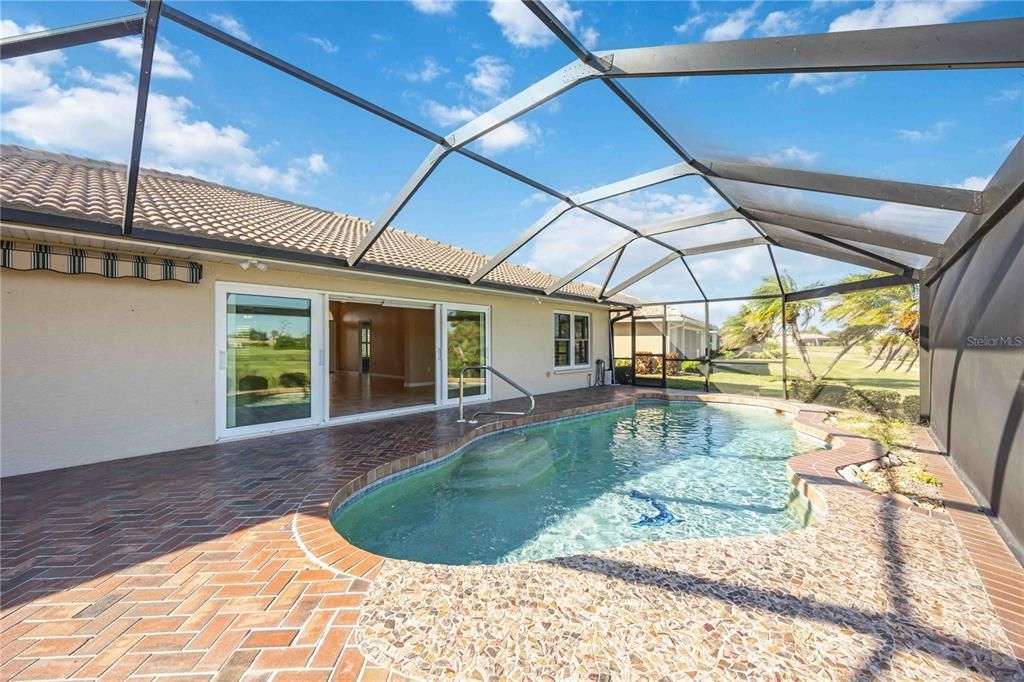 Activo con contrato: $355,000 (3 camas, 2 baños, 1976 Pies cuadrados)