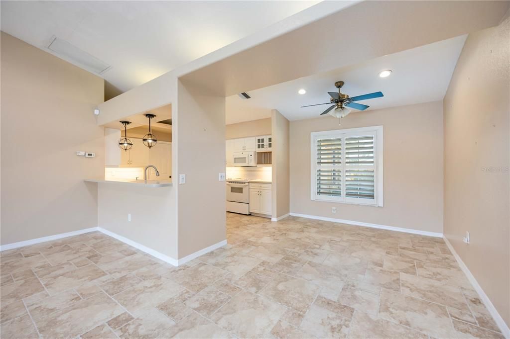 Activo con contrato: $355,000 (3 camas, 2 baños, 1976 Pies cuadrados)