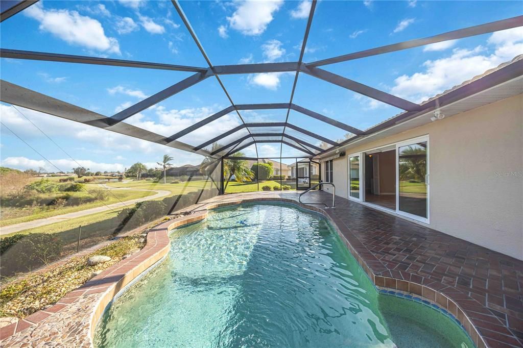 Activo con contrato: $355,000 (3 camas, 2 baños, 1976 Pies cuadrados)