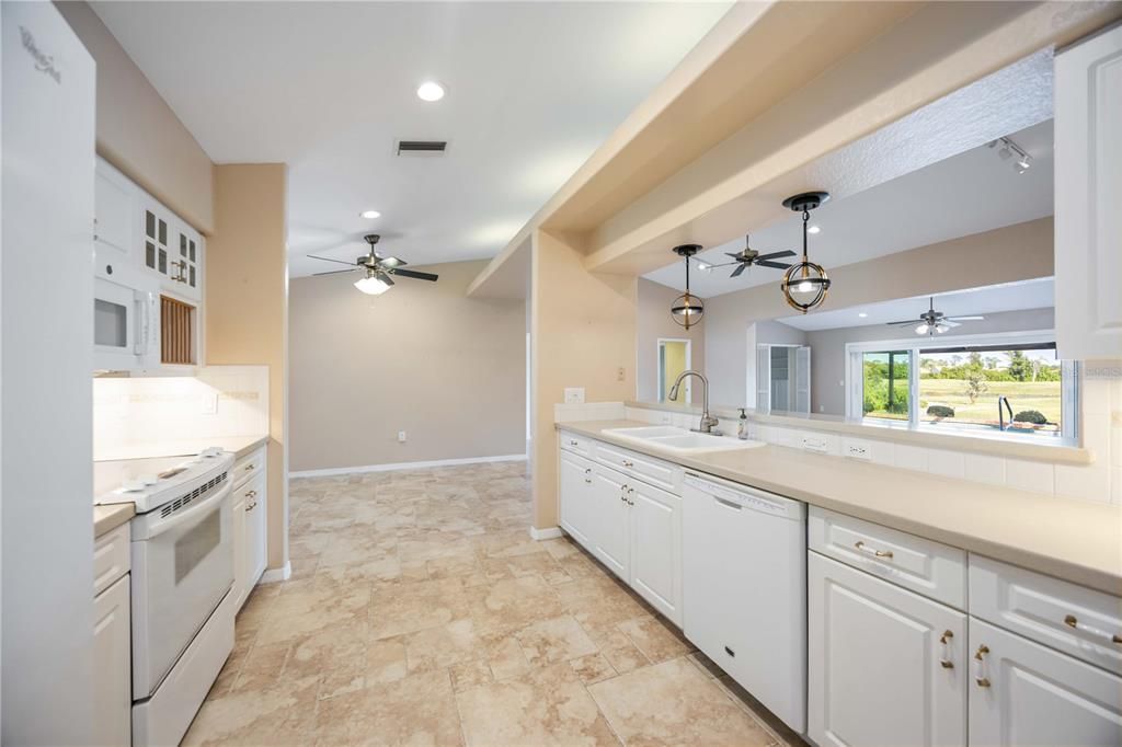 Activo con contrato: $355,000 (3 camas, 2 baños, 1976 Pies cuadrados)