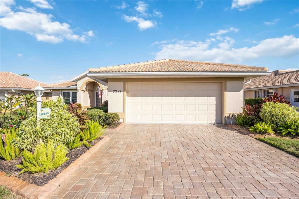 Activo con contrato: $355,000 (3 camas, 2 baños, 1976 Pies cuadrados)