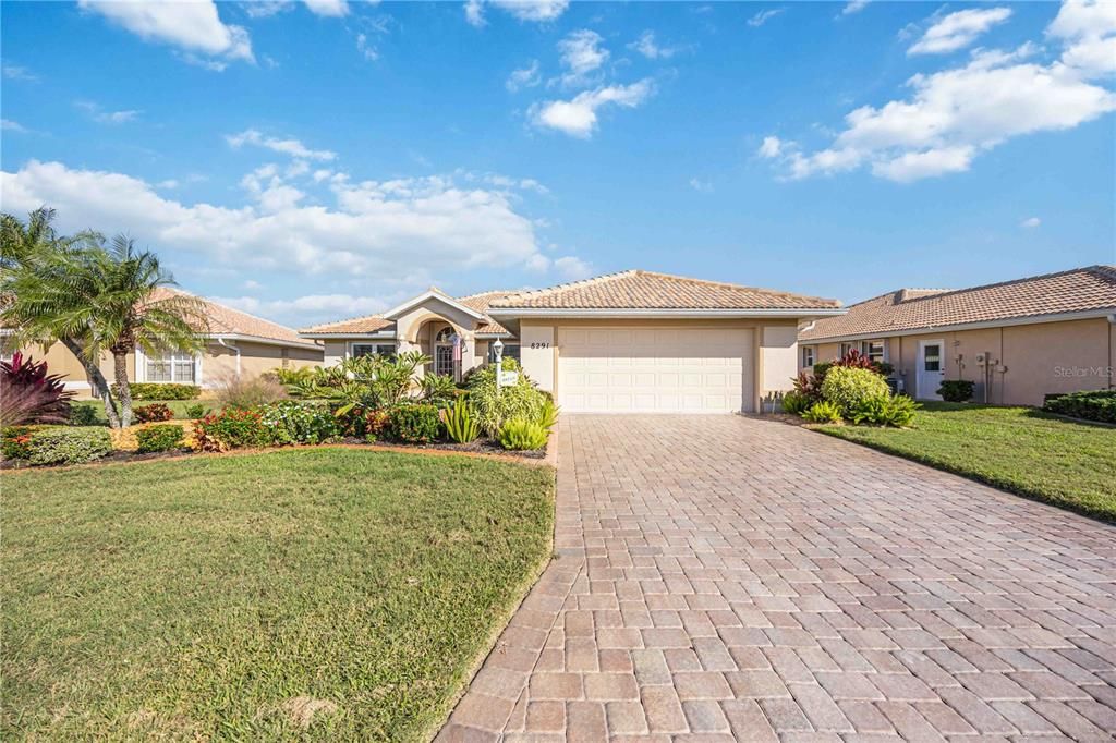 Activo con contrato: $355,000 (3 camas, 2 baños, 1976 Pies cuadrados)