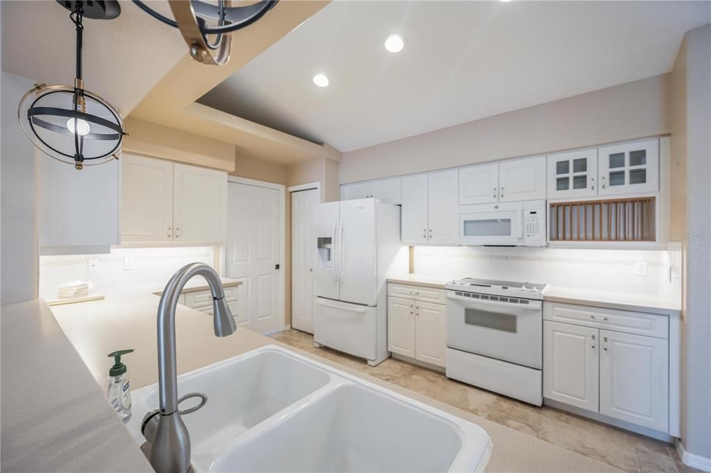 Activo con contrato: $355,000 (3 camas, 2 baños, 1976 Pies cuadrados)