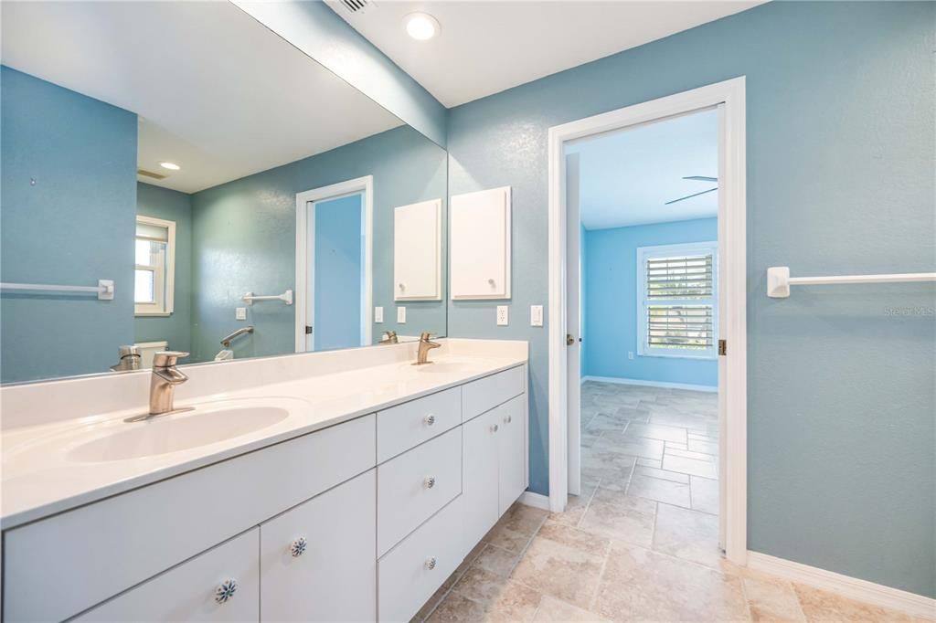 Activo con contrato: $355,000 (3 camas, 2 baños, 1976 Pies cuadrados)