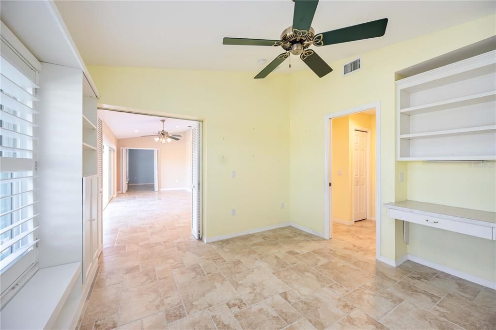 Activo con contrato: $355,000 (3 camas, 2 baños, 1976 Pies cuadrados)