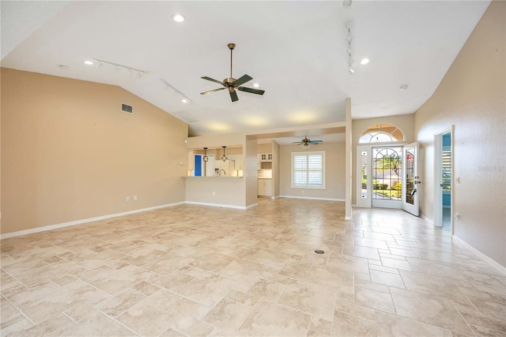 Activo con contrato: $355,000 (3 camas, 2 baños, 1976 Pies cuadrados)