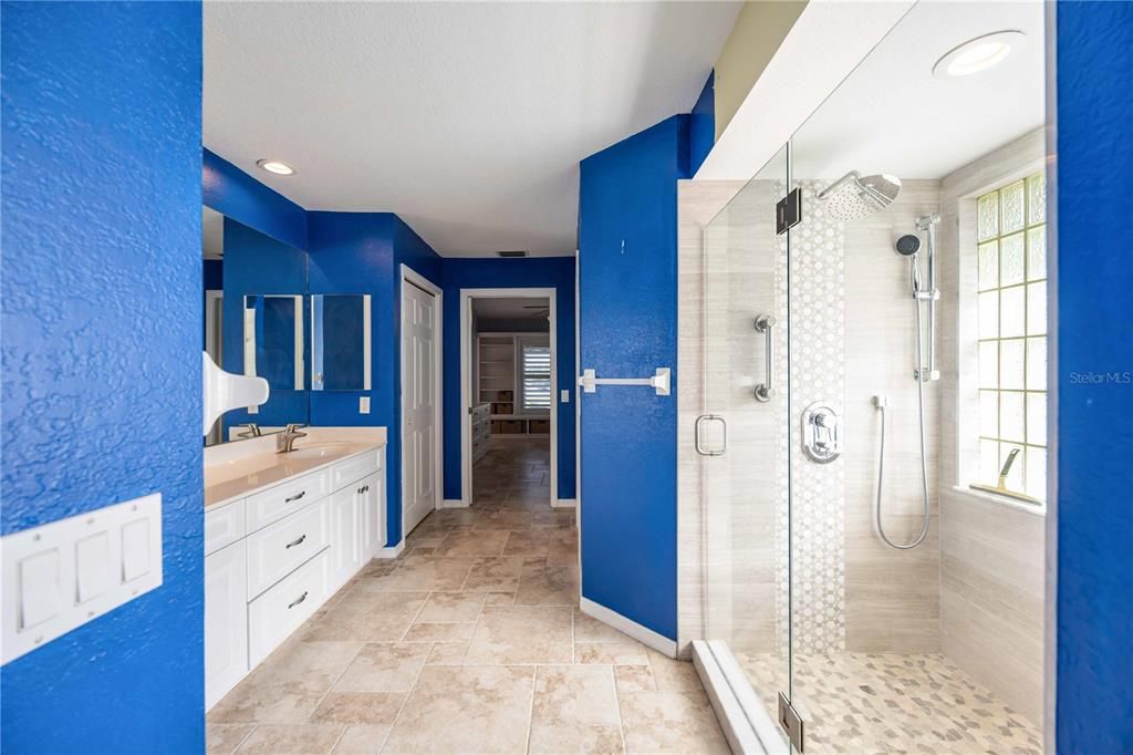 Activo con contrato: $355,000 (3 camas, 2 baños, 1976 Pies cuadrados)