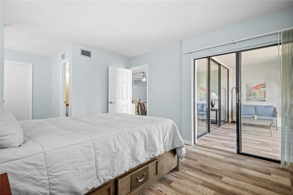 For Sale: $199,900 (2 beds, 2 baths, 955 Square Feet)