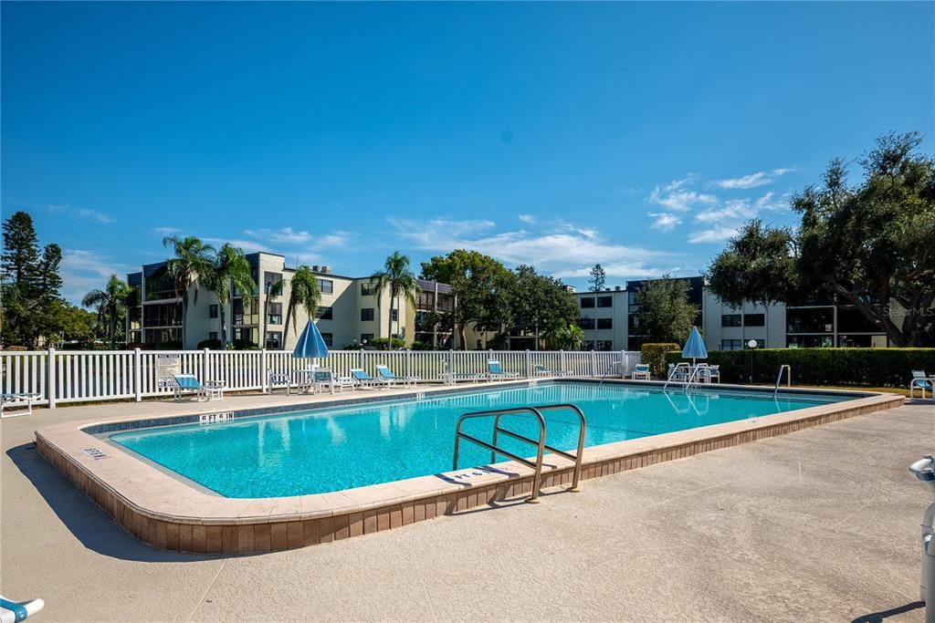 For Sale: $199,900 (2 beds, 2 baths, 955 Square Feet)