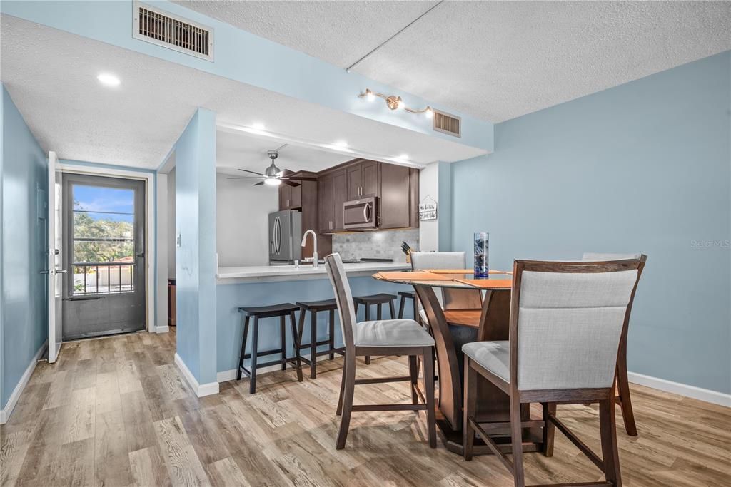 For Sale: $199,900 (2 beds, 2 baths, 955 Square Feet)