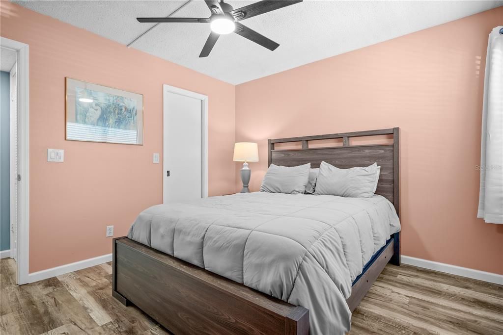 For Sale: $199,900 (2 beds, 2 baths, 955 Square Feet)