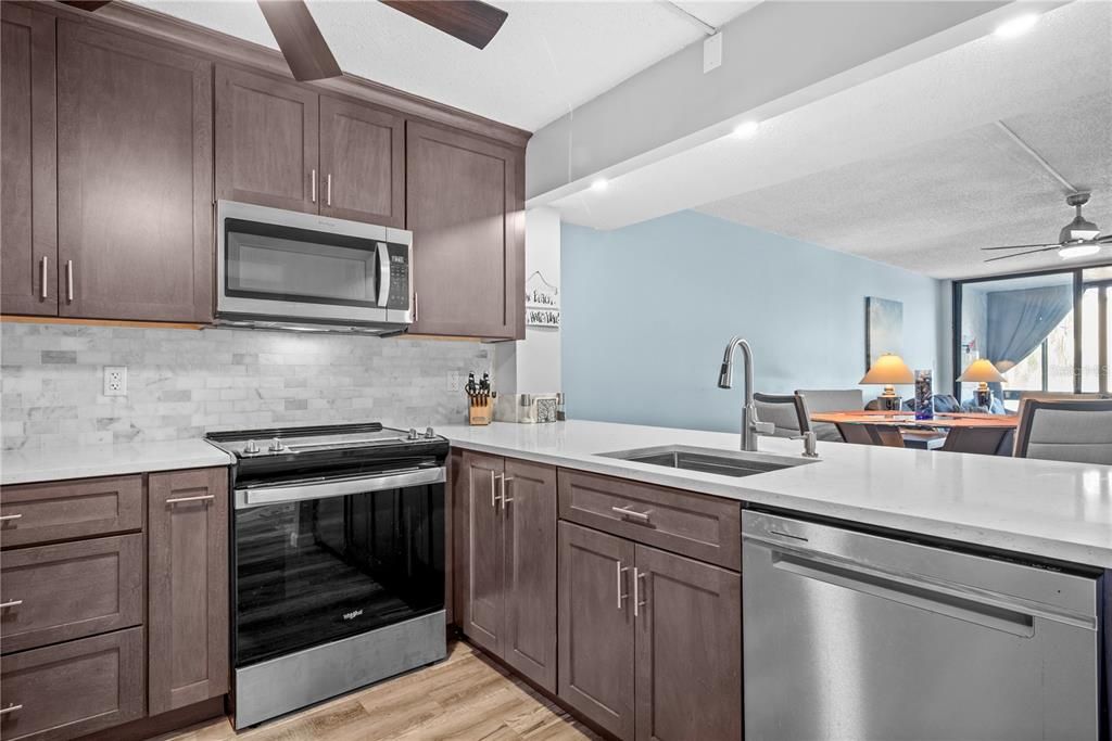 For Sale: $199,900 (2 beds, 2 baths, 955 Square Feet)