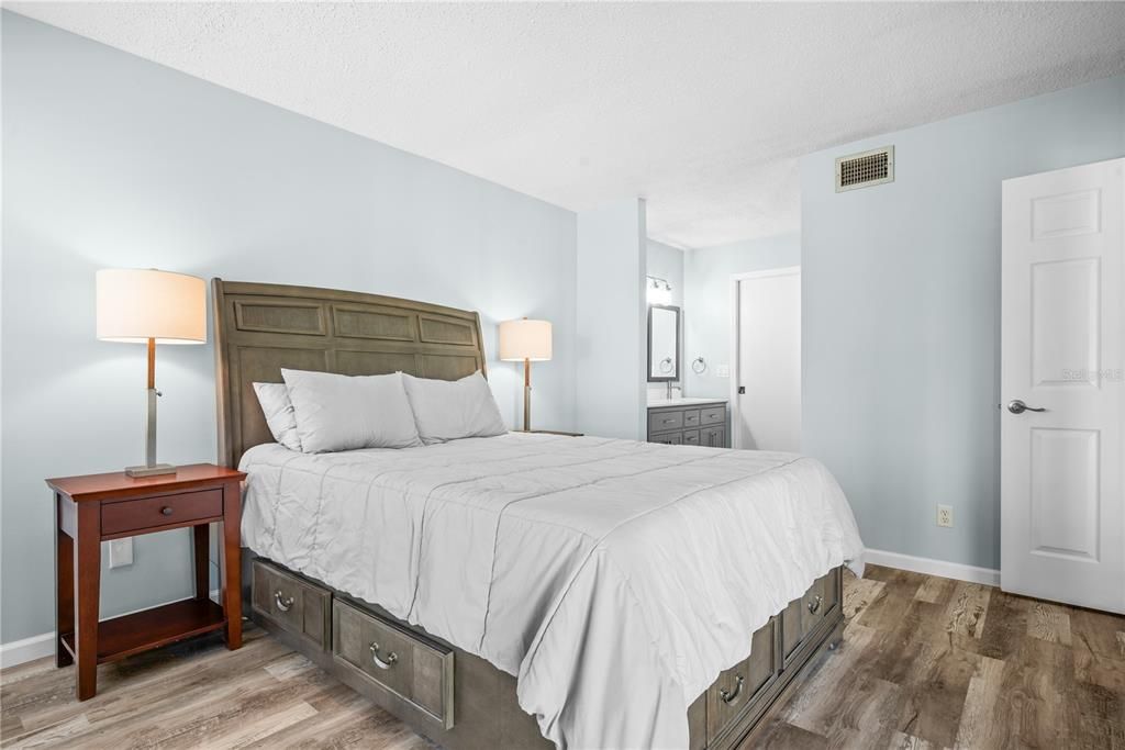 For Sale: $199,900 (2 beds, 2 baths, 955 Square Feet)