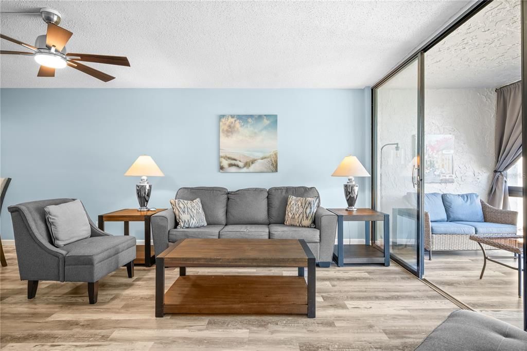 For Sale: $199,900 (2 beds, 2 baths, 955 Square Feet)