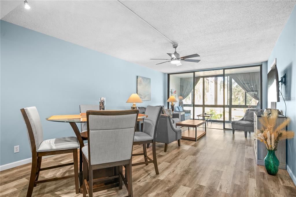 For Sale: $199,900 (2 beds, 2 baths, 955 Square Feet)