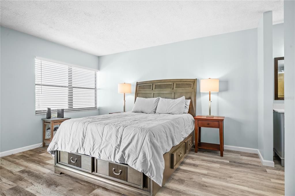 For Sale: $199,900 (2 beds, 2 baths, 955 Square Feet)