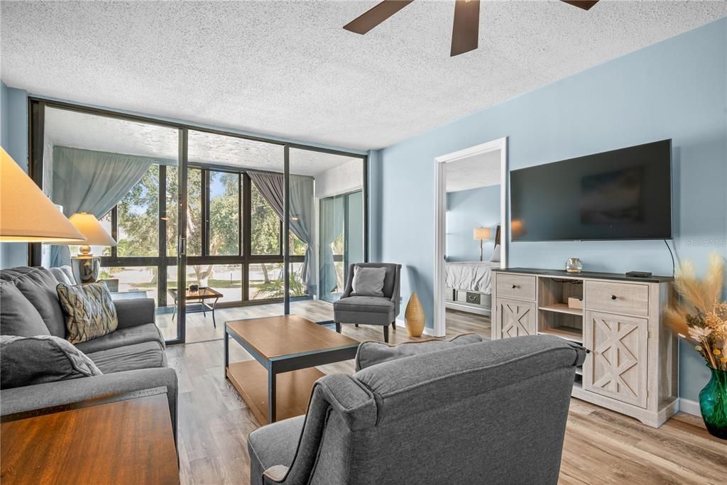 For Sale: $199,900 (2 beds, 2 baths, 955 Square Feet)