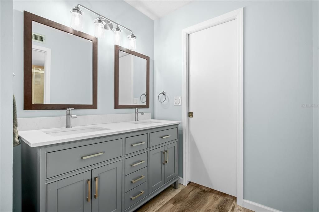 For Sale: $199,900 (2 beds, 2 baths, 955 Square Feet)