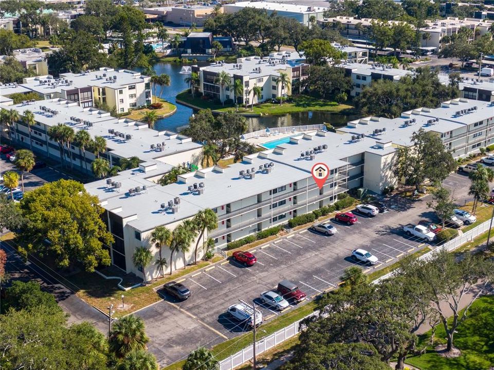 For Sale: $199,900 (2 beds, 2 baths, 955 Square Feet)