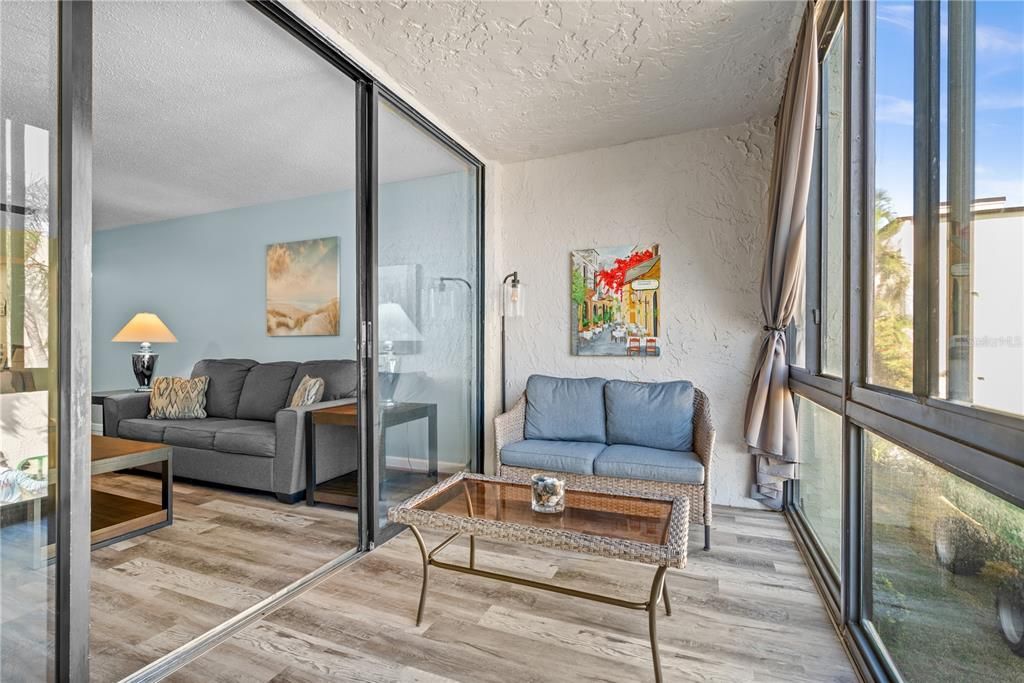 For Sale: $199,900 (2 beds, 2 baths, 955 Square Feet)