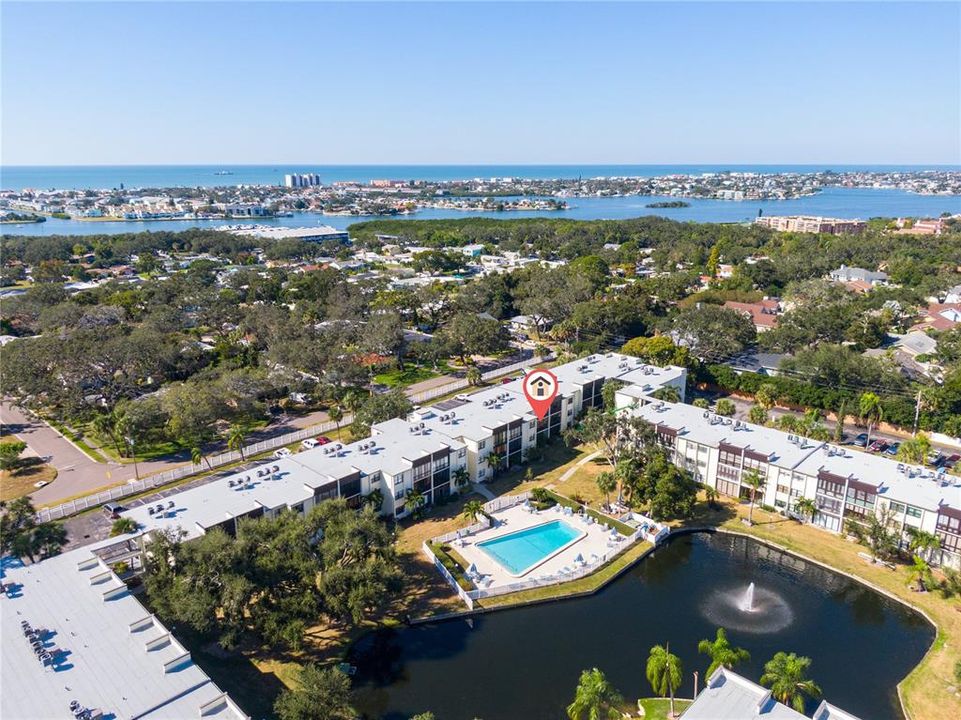 For Sale: $199,900 (2 beds, 2 baths, 955 Square Feet)