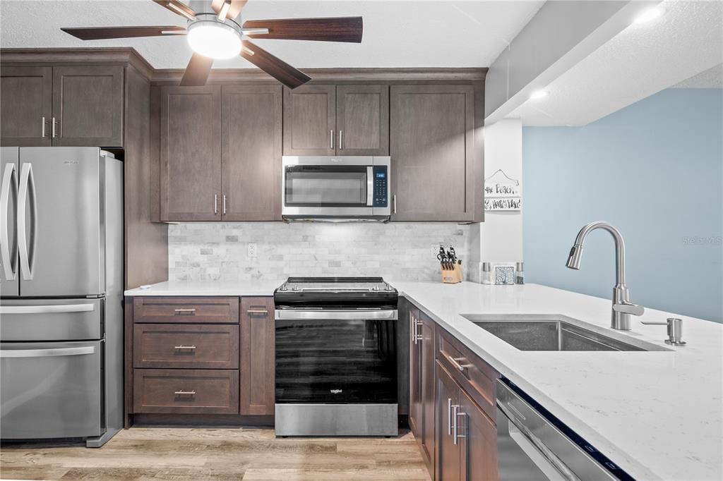 For Sale: $199,900 (2 beds, 2 baths, 955 Square Feet)