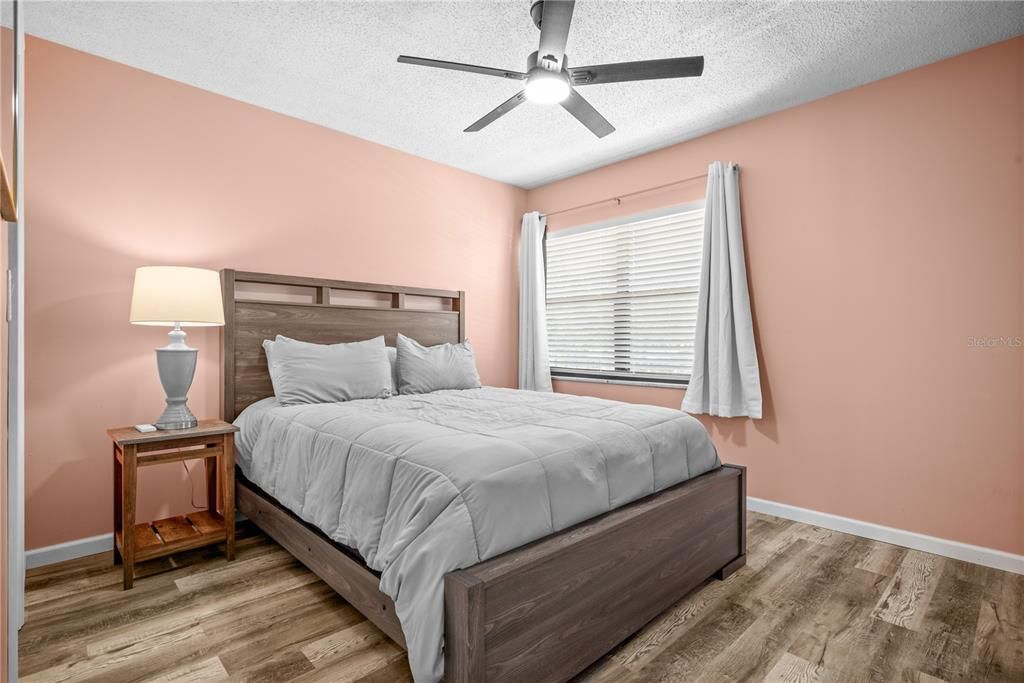 For Sale: $199,900 (2 beds, 2 baths, 955 Square Feet)