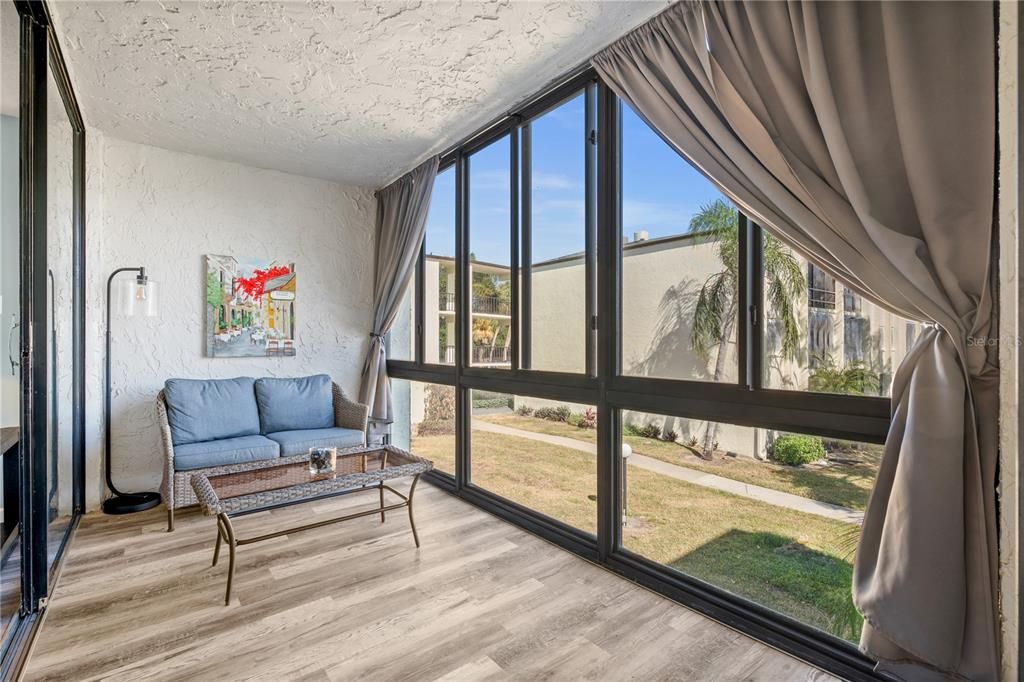 For Sale: $199,900 (2 beds, 2 baths, 955 Square Feet)