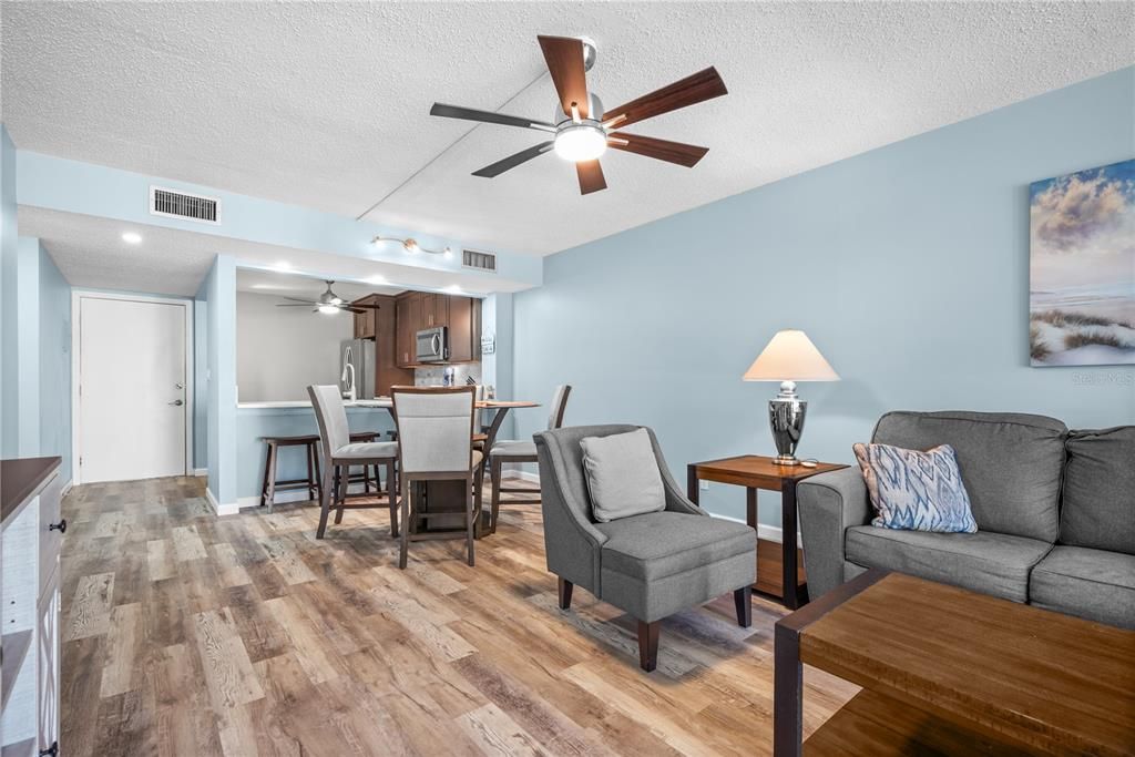 For Sale: $199,900 (2 beds, 2 baths, 955 Square Feet)