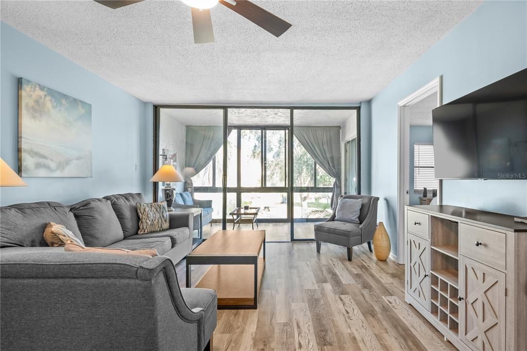 For Sale: $199,900 (2 beds, 2 baths, 955 Square Feet)