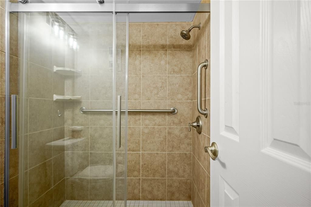 For Sale: $199,900 (2 beds, 2 baths, 955 Square Feet)