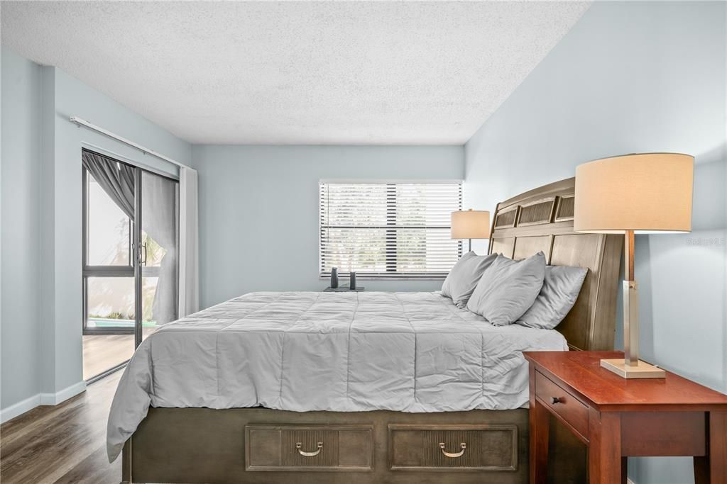 For Sale: $199,900 (2 beds, 2 baths, 955 Square Feet)