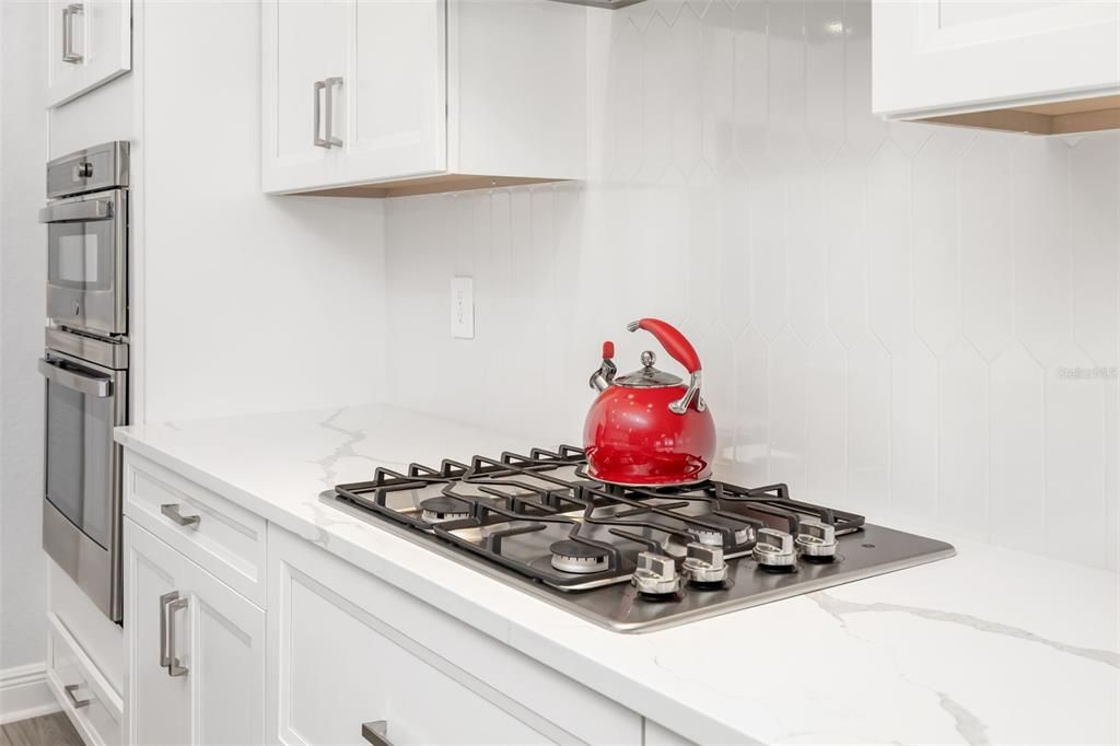 Activo con contrato: $650,000 (3 camas, 2 baños, 2336 Pies cuadrados)