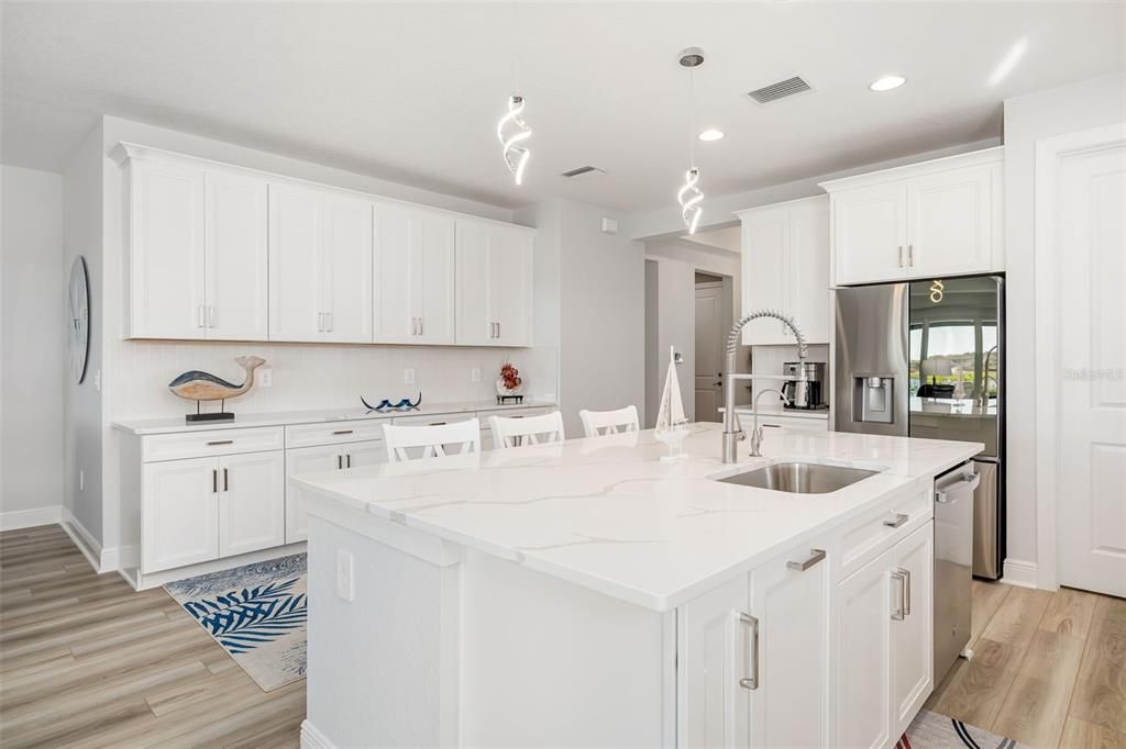 Activo con contrato: $650,000 (3 camas, 2 baños, 2336 Pies cuadrados)