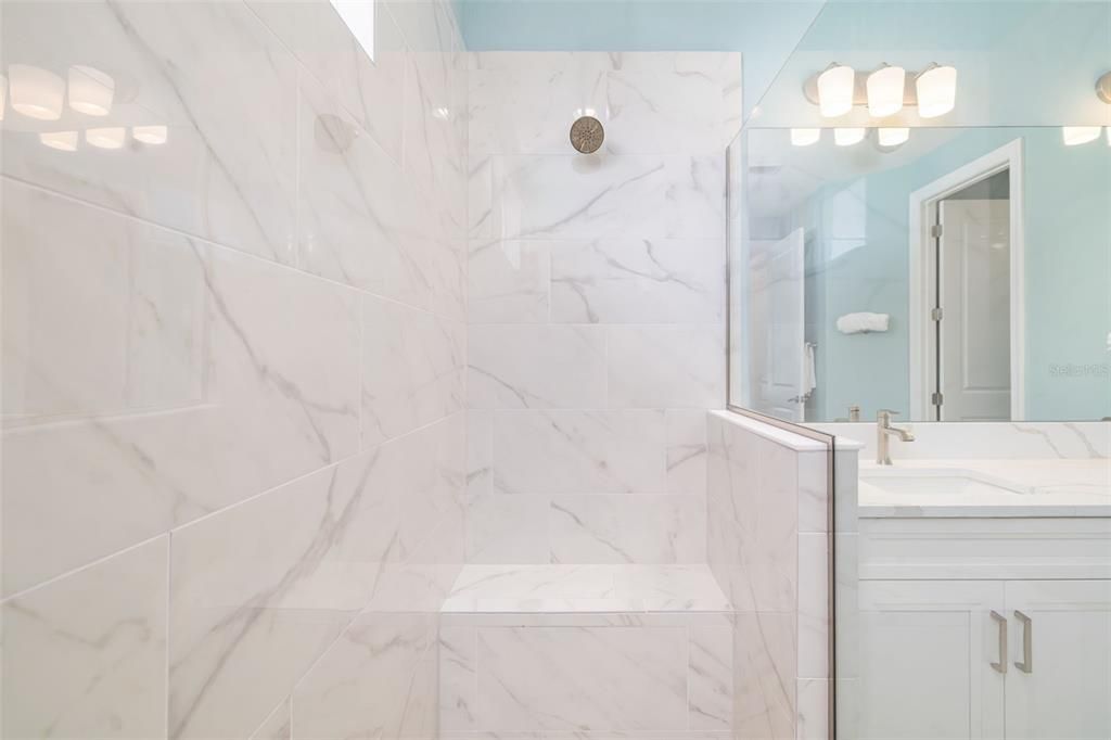 Activo con contrato: $650,000 (3 camas, 2 baños, 2336 Pies cuadrados)