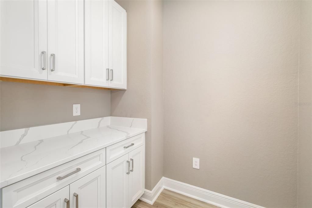 Activo con contrato: $650,000 (3 camas, 2 baños, 2336 Pies cuadrados)