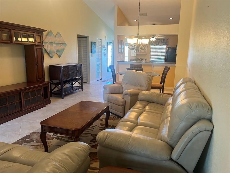 For Sale: $279,900 (2 beds, 2 baths, 1120 Square Feet)