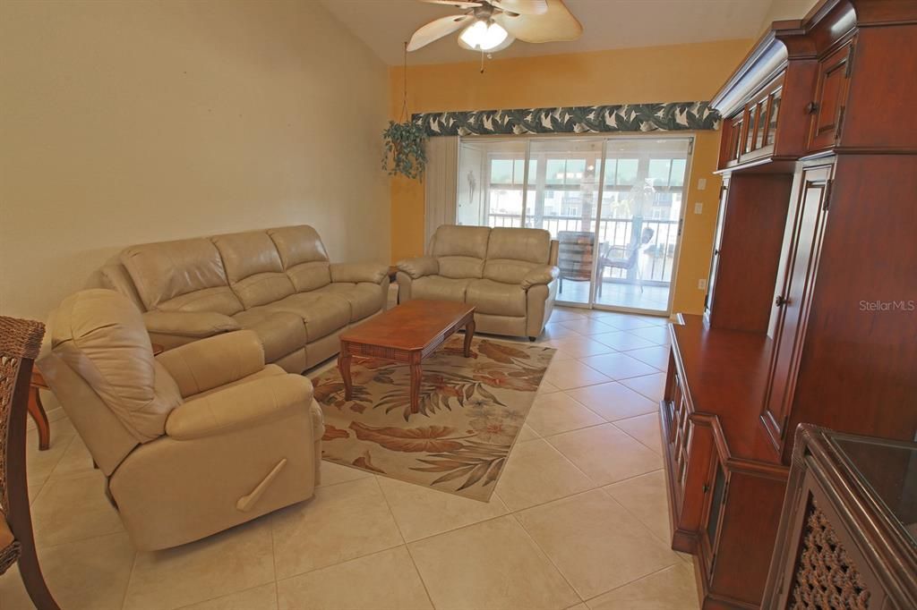 For Sale: $279,900 (2 beds, 2 baths, 1120 Square Feet)