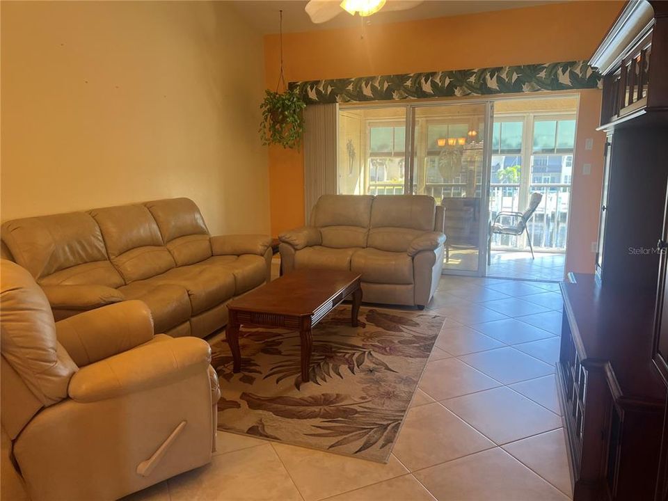 For Sale: $279,900 (2 beds, 2 baths, 1120 Square Feet)