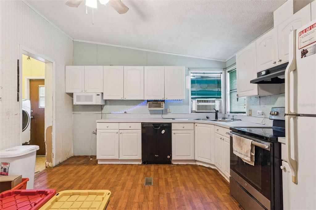 Active With Contract: $350,000 (3 beds, 2 baths, 1608 Square Feet)