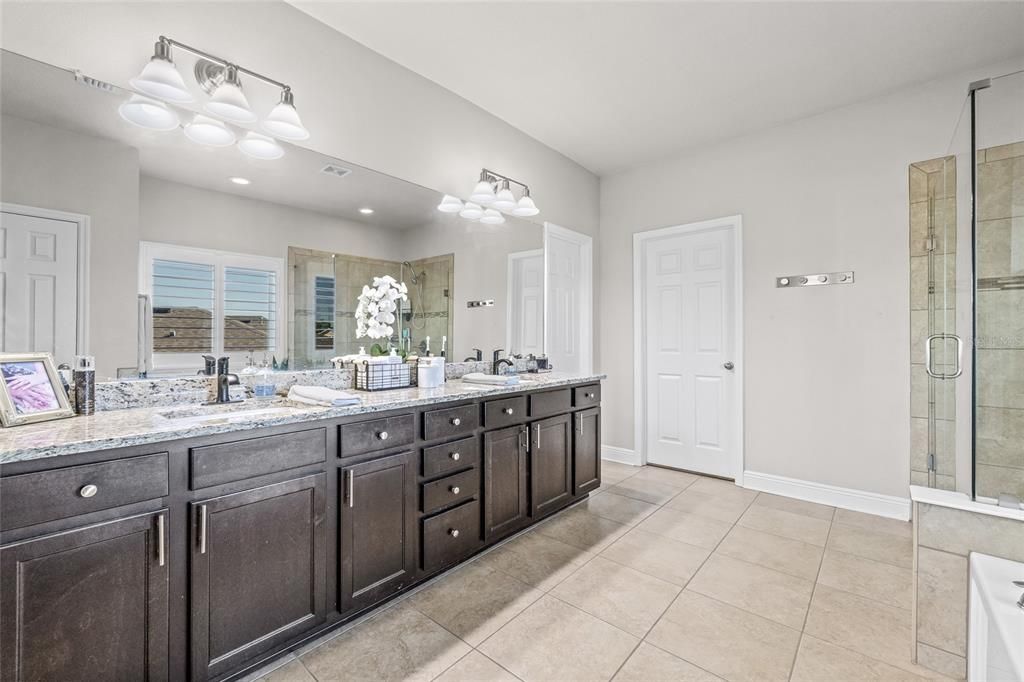 合同活跃: $769,900 (4 贝兹, 3 浴室, 3400 平方英尺)