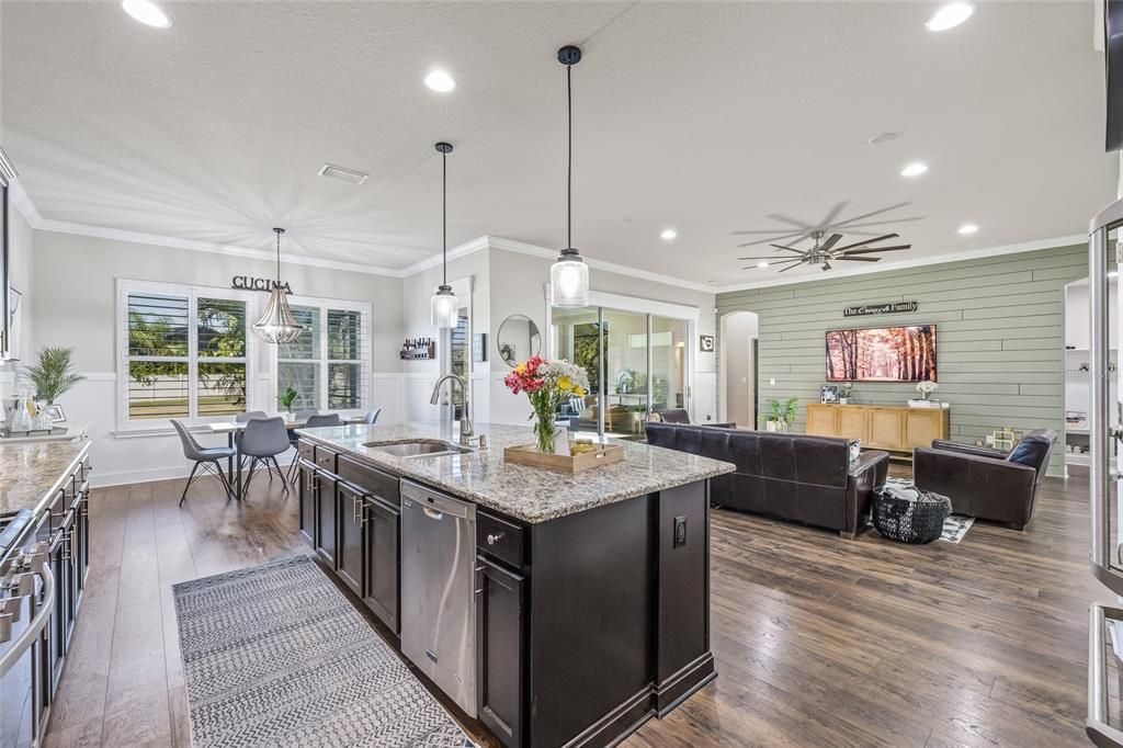 合同活跃: $769,900 (4 贝兹, 3 浴室, 3400 平方英尺)