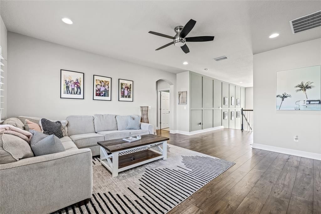 合同活跃: $769,900 (4 贝兹, 3 浴室, 3400 平方英尺)