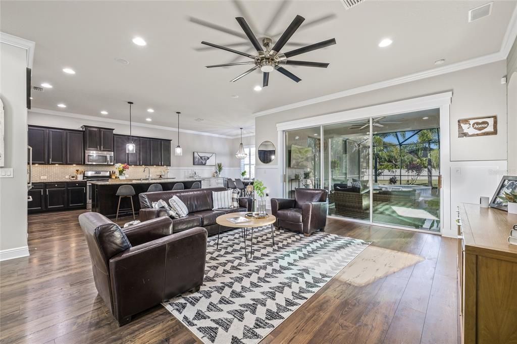 合同活跃: $769,900 (4 贝兹, 3 浴室, 3400 平方英尺)