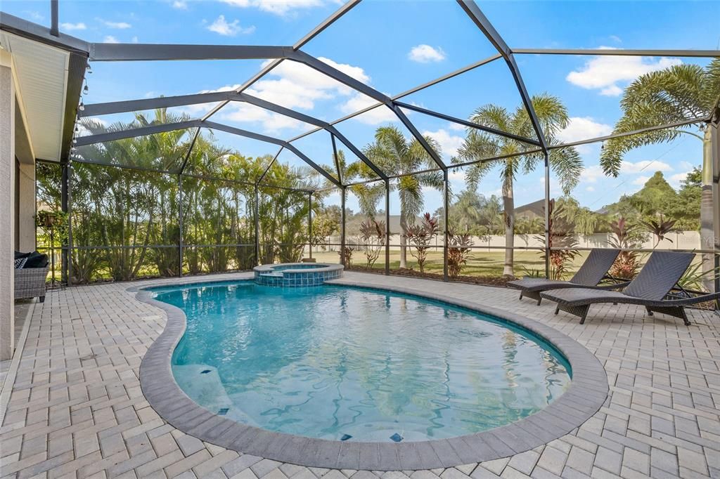 合同活跃: $769,900 (4 贝兹, 3 浴室, 3400 平方英尺)