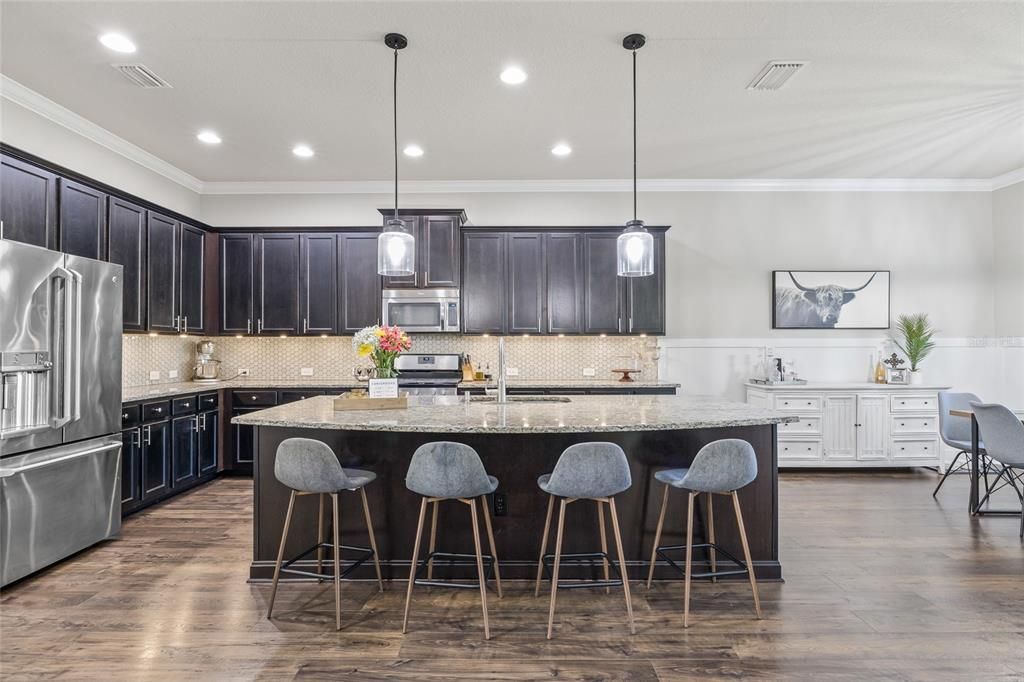 合同活跃: $769,900 (4 贝兹, 3 浴室, 3400 平方英尺)